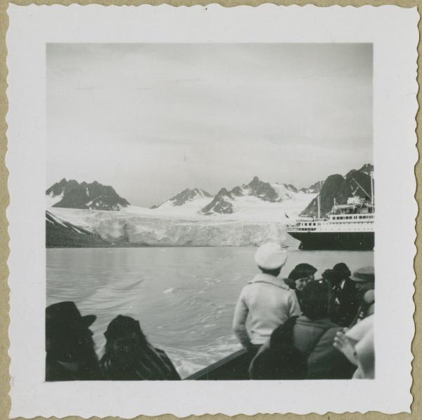 Svalbard, isola Spitsbergen - Baia della Maddalena (Magdalenefjorden), fiordo - Ghiacciaio - Gruppo di persone sul piroscafo