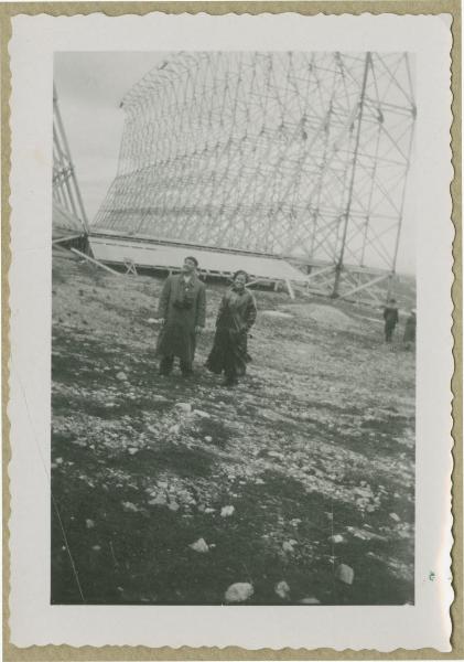 Ritratto di coppia - Marieda Di Stefano con il marito Antonio Boschi - Svalbard, isola Spitsbergen - Kongsfjorden, fiordo - Hangar del dirigibile Italia