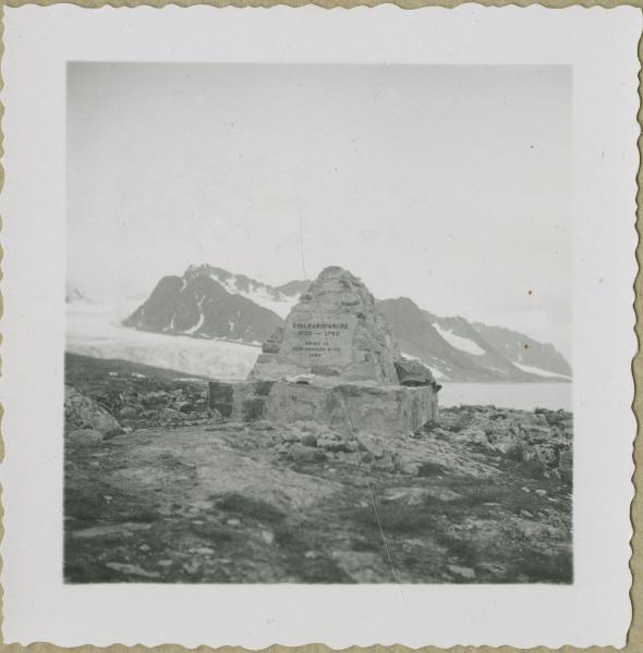 Svalbard, isola Spitsbergen - Baia della Maddalena (Magdalenefjorden), fiordo - Ghiacciaio, morena - Ossario dei pescatori - Montagne