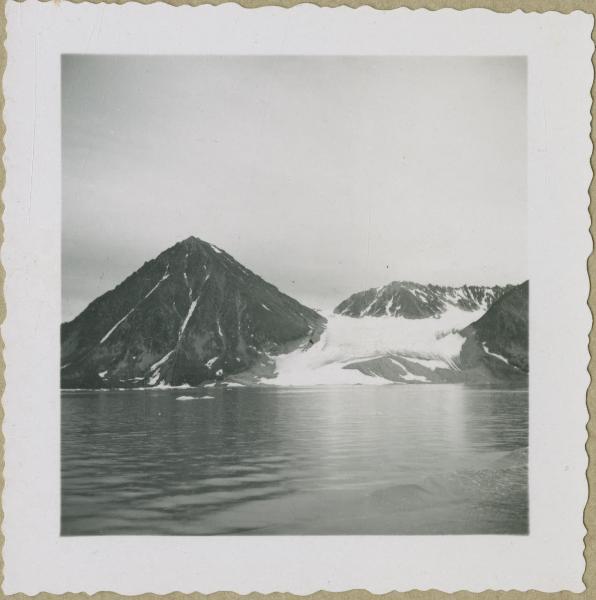 Svalbard, isola Spitsbergen - Baia della Maddalena (Magdalenefjorden), fiordo - Ghiacciaio, morena - Montagna
