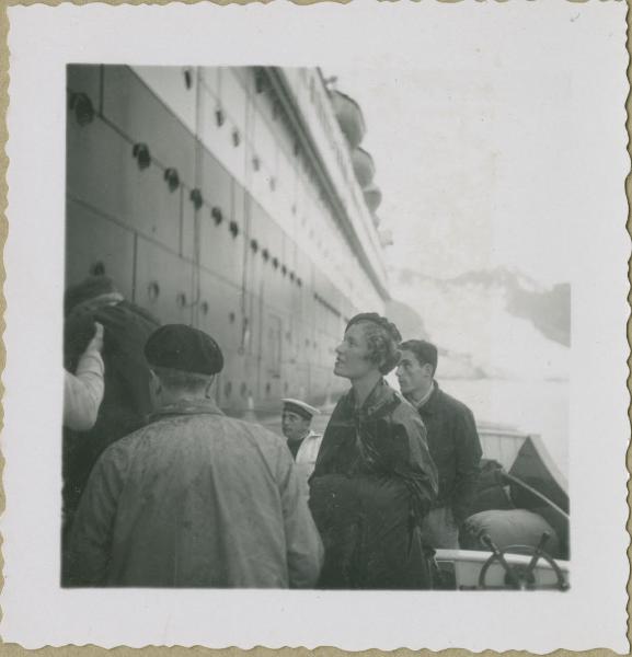 Ritratto femminile - Marieda Di Stefano con altre persone davanti al piroscafo Lafayette - Svalbard, isola Spitsbergen - Baia della Maddalena (Magdalenefjorden), fiordo