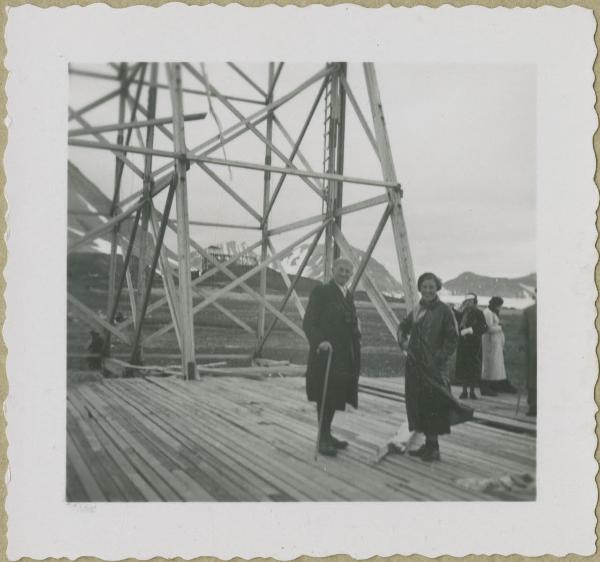 Ritratto di coppia - Marieda Di Stefano con altro uomo - Hangar del dirigibile Italia - Svalbard, isola Spitsbergen - Kongsfjorden, fiordo