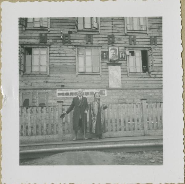 Ritratto di coppia - Marieda Di Stefano con altro uomo - Svalbard, isola Spitsbergen - Barentsburg - Villaggio sovietico - Edificio con ritratto di Stalin