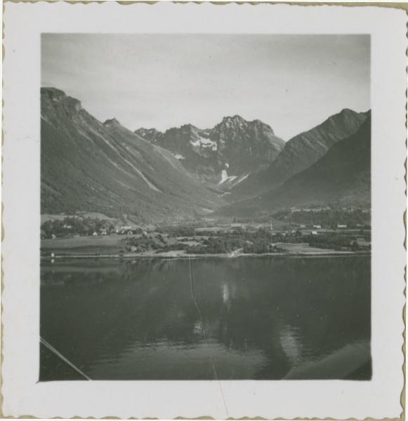 Hjørundfjorden, fiordo - Mare - Montagne - Villaggio