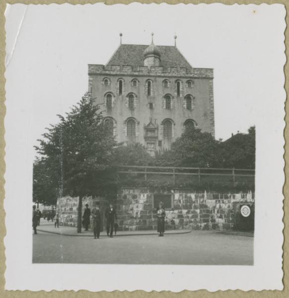 Ritratto femminile - Marieda Di Stefano - Gruppo di uomini, passanti - Bergen, strada - Fortezza di Bergenhus