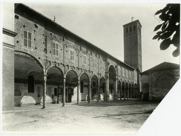 Milano - basilica di Sant'Ambrogio - portico del Bramante