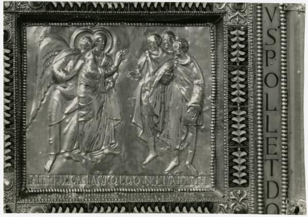 Lamina d'argento dorato lavorata a sbalzo - Altare d'Oro - fronte posteriore - Storie di Sant'Ambrogio - Un angelo ispira le prediche di Ambrogio - Vuolvinio - Milano - basilica di Sant'Ambrogio