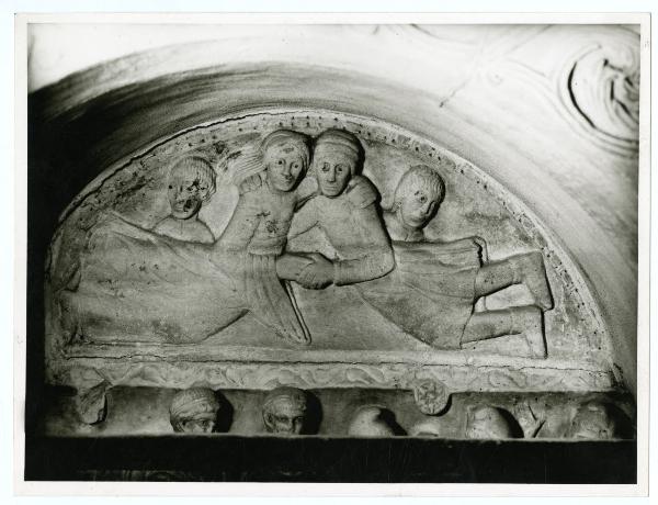 Bassorilievo marmoreo - pulpito - Lunetta con scena nuziale - Maestro del Telamone - Milano - basilica di Sant'Ambrogio - navata centrale