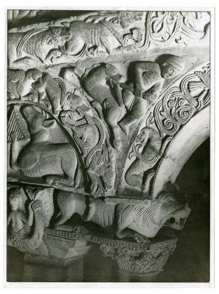 Bassorilievo marmoreo - pulpito - Scena di lotta tra un uomo e un leone - Maestro del Telamone - Milano - basilica di Sant'Ambrogio - navata centrale