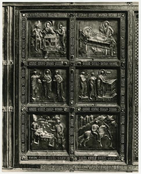 Lamina d'argento dorato lavorata a sbalzo - Altare d'Oro - pannello sinistro della fronte posteriore - Storie di Sant'Ambrogio - Vuolvinio - Milano - basilica di Sant'Ambrogio