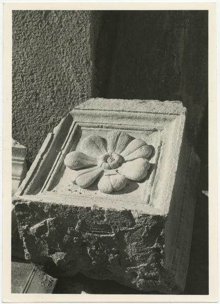 Milano - basilica di Sant'Ambrogio - frammento di elemento decorativo architettonico con rosetta