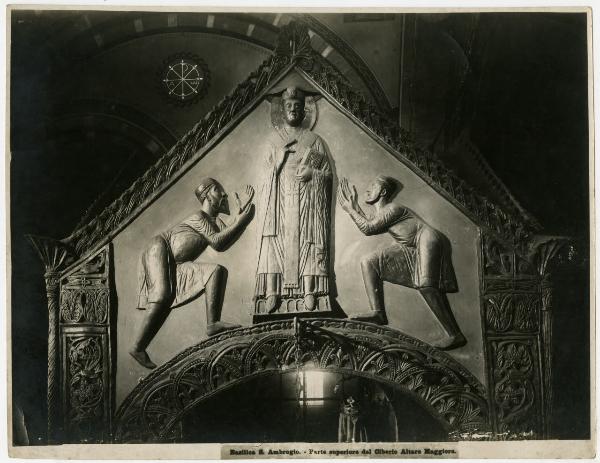 Rilievo in stucco policromo - ciborio - fronte destra - Un vescovo riceve l'omaggio di due personaggi maschili - scultore ignoto - Milano - basilica di Sant'Ambrogio - presbiterio