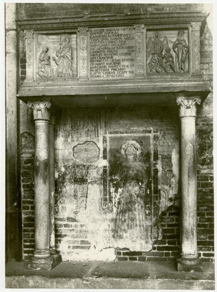 Scultura - Monumento sepolcrale di Pier Candido Decembrio - Giovanni Antonio Piatti - Francesco Cazzaniga - Benedetto Briosco - Frammenti di affreschi - pittore ignoto - Milano - basilica di Sant'Ambrogio - nartece