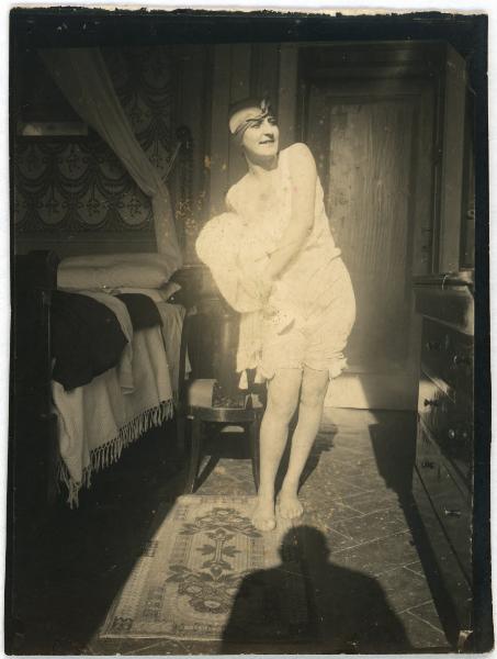 Ritratto femminile - Donna in costume da bagno con cuffia e vestaglia - Camera da letto - Ombra di Leopoldo Metlicovitz