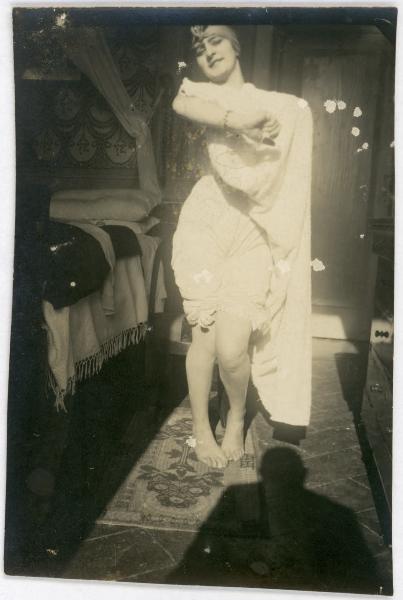 Ritratto femminile - Donna in costume da bagno con cuffia e vestaglia - Camera da letto - Ombra di Leopoldo Metlicovitz