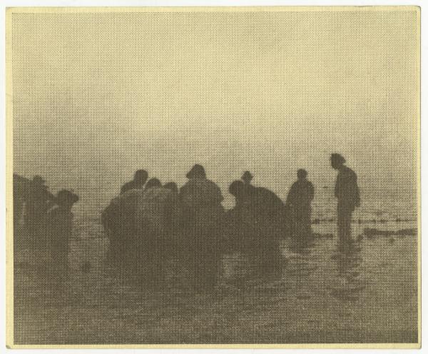 Ritratto di gruppo - Uomini, donne e bambino sulla riva - Lago di Como
