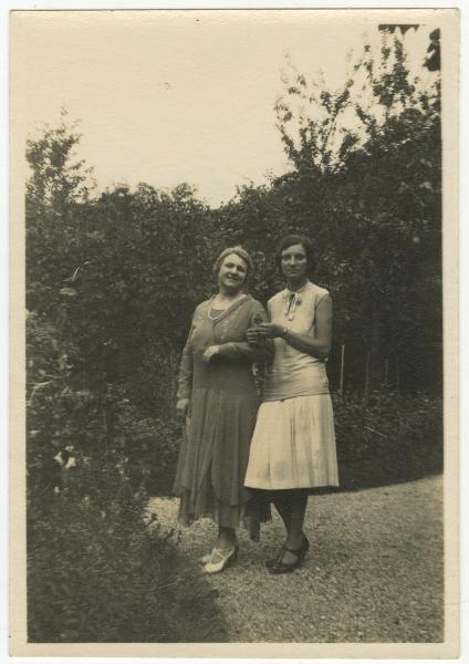 Ritratto femminile - Elvira Lazzaroni con la figlia Leopolda Metlicovitz - Ponte Lambro - Casa Metlicovitz, giardino