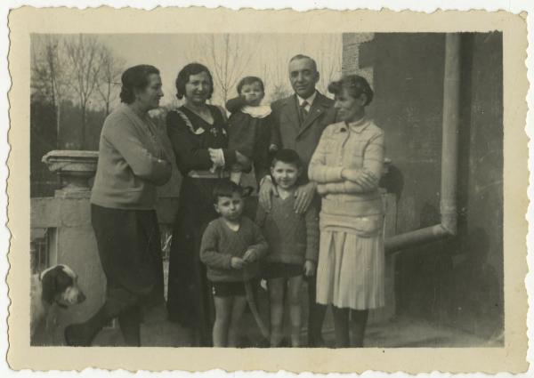 Ritratto di famiglia - Uomo, donne e bambini - Esterno, terrazzo - Cane