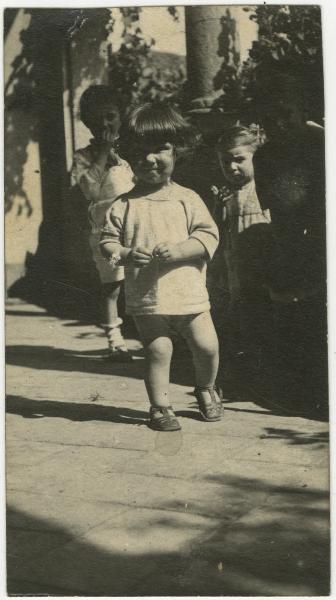 Ritratto di gruppo - Leopolda Metlicovitz e altri bambini - Ponte Lambro - Casa Metlicovitz, balcone porticato