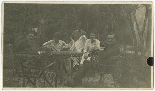 Ritratto di gruppo - Elvira Lazzaroni con uomo e altra coppia seduti a un tavolo - Donna, cameriera con tovaglia - Ponte Lambro - Casa Metlicovitz, giardino