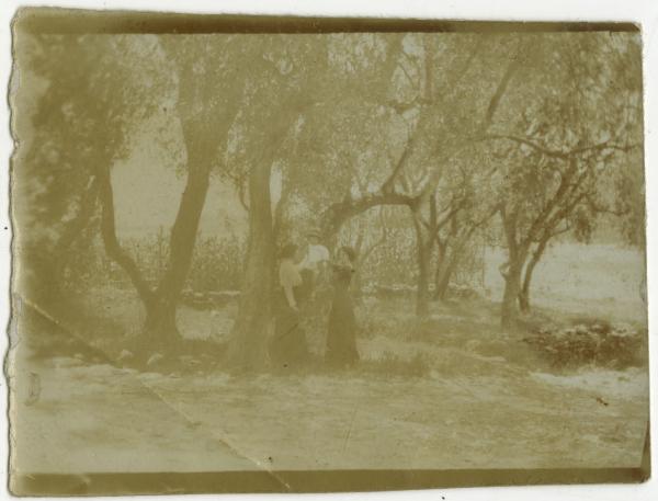 Ritratto di gruppo - Elvira Lazzaroni con altra donna e bambino sul tronco di un albero - Esterno, giardino - Piante