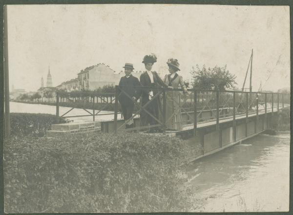 Ritratto di gruppo - Antonio Boschi con due donne su un ponte - Novara - Canale - Basilica di San Gaudenzio