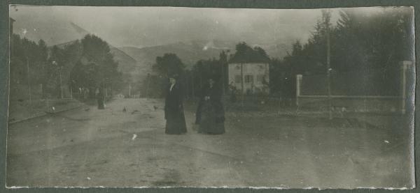 Ritratto femminile - Due donne - Esterno - Strada