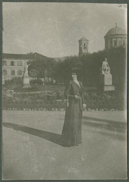 Ritratto femminile - Donna - Torino - Aiuola Balbo, giardino - Statua di Cesare Balbo - Chiesa di San Massimo