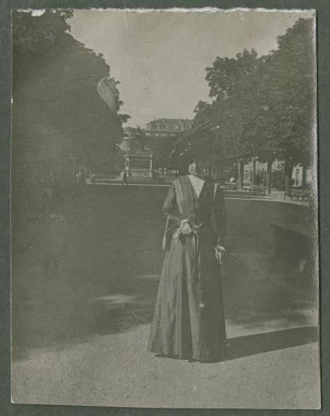 Ritratto femminile - Donna - Torino - Piazza Solferino - Monumento equestre a Ferdinando di Savoia