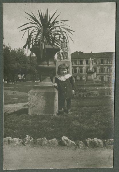 Ritratto infantile - Bambino - Torino - Aiuola Balbo, giardino - Statua di Cesare Balbo - Vaso