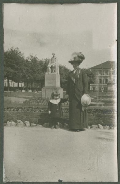 Ritratto di famiglia - Donna con bambino - Torino - Aiuola Balbo, giardino - Statua di Cesare Balbo