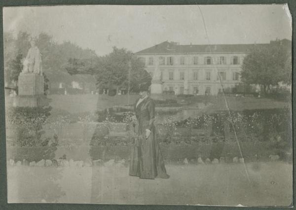 Ritratto femminile - Donna - Torino - Aiuola Balbo, giardino - Statua di Cesare Balbo