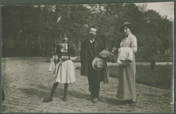 Ritratto di gruppo - Uomo, donna e ragazza - Esterno - Giardino