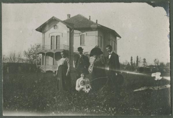 Ritratto di gruppo - Uomini, donne e un bambino - Esterno - Giardino - Casa