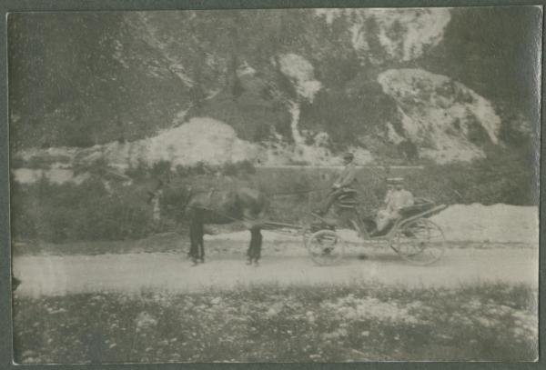 Ritratto di gruppo - Uomini in carrozza - Esterno - Strada - Montagne