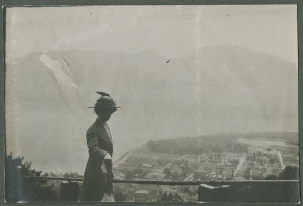 Ritratto femminile - Donna - Esterno - Lago - Montagne - Panorama