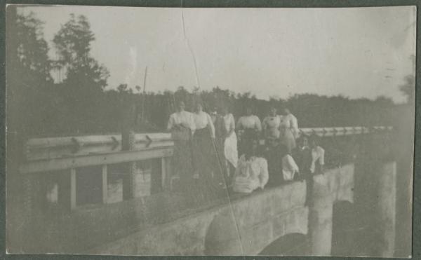 Ritratto di gruppo - Donne, uomini e ragazzi - Esterno - Ponte - Canale