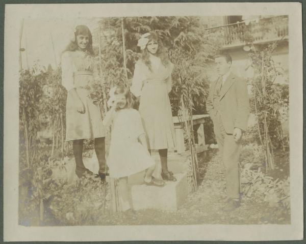 Ritratto di gruppo - Antonio Boschi con tre ragazze - Esterno - Giardino