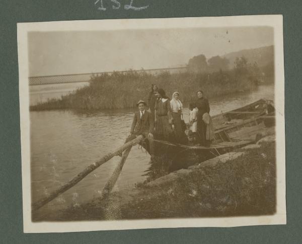 Ritratto di gruppo - Antonio Boschi con donne e ragazze su una barca - Esterno - Fiume