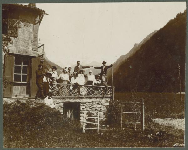 Ritratto di gruppo - Giovani sulla terrazza di una casa - Esterno - Montagne