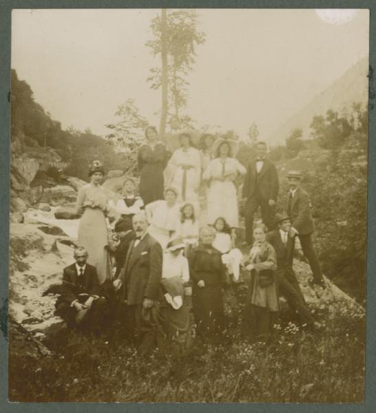 Ritratto di gruppo - Antonio Boschi con uomini, donne e bambini sulla riva di un torrente - Esterno - Montagne
