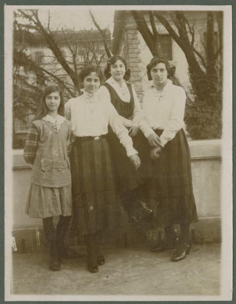 Ritratto di gruppo - Ragazze su un balcone - Esterno - Città