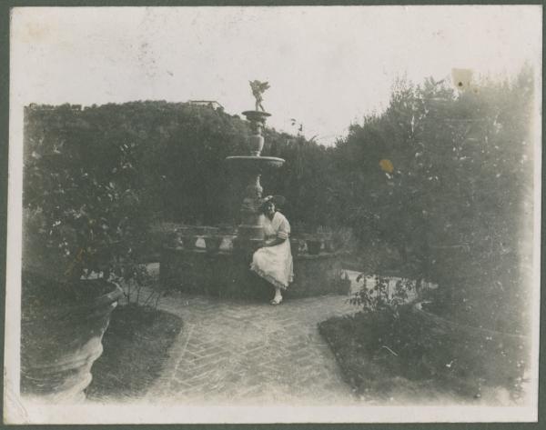 Ritratto femminile - Donna a una fontana - Esterno - Giardino