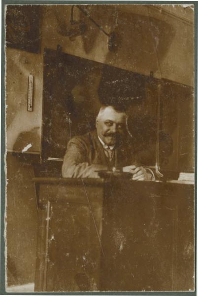 Ritratto maschile - Uomo, professore in cattedra - Interno - Scuola, aula - Lavagna