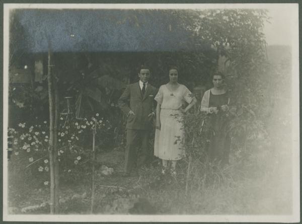 Ritratto di gruppo - Antonio Boschi con due donne - Esterno - Giardino