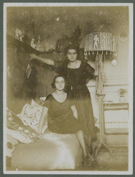 Ritratto femminile - Due giovani donne sul letto - Interno - Camera da letto