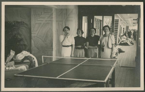 Ritratto di gruppo femminile - Marieda Di Stefano con altre tre donne al tavolo del ping-pong - Nave da crociera - Interno