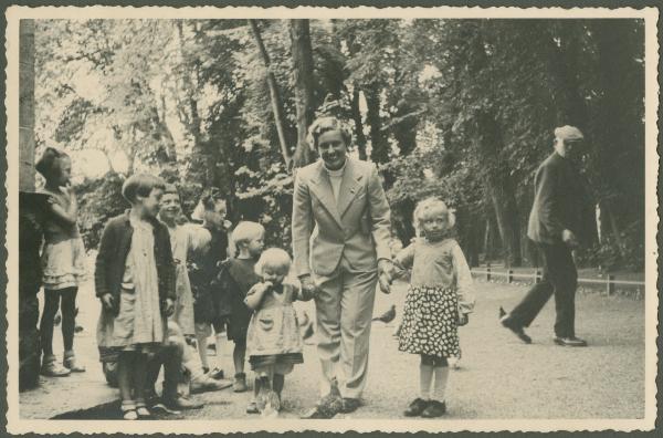 Ritratto di gruppo - Marieda Di Stefano con bambini - Esterno - Parco