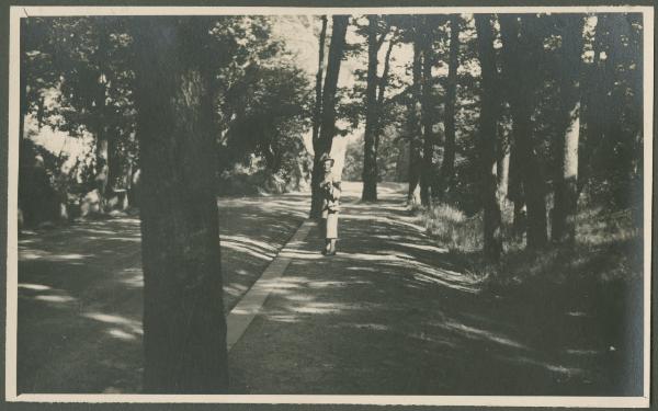 Ritratto femminile - Marieda Di Stefano - Esterno - Strada - Alberi