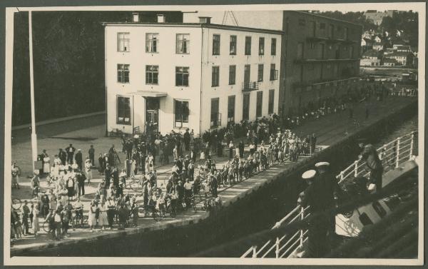 Esterno - Porto - Edificio - Uomini e donne sulla banchina - Veduta dalla nave da crociera - Marinai